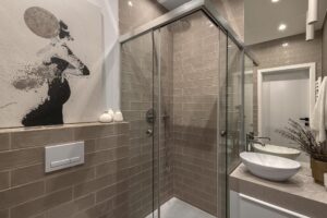 Jasna kabina w łazience w Apartamencie